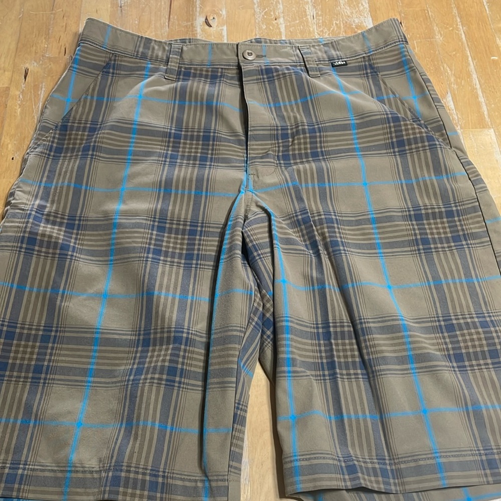 Men’s vans off the wall plaid shorts